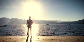 日落时分，一个人站在湖边