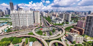 在蓝天中广州市中心路口的繁忙交通