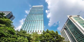 蔚蓝的天空，广州市中心的现代化办公大楼