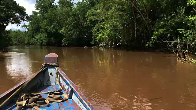 沿着jugle河的游船旅行