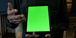 商人展示平板电脑绿色屏幕