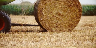 拖拉机释放一捆干草，稻草。农业的背景。