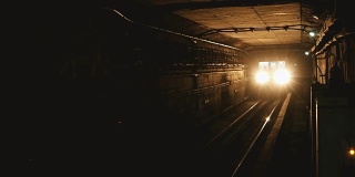 北京地铁列车驶出隧道