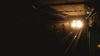北京地铁列车驶出隧道视频素材模板下载