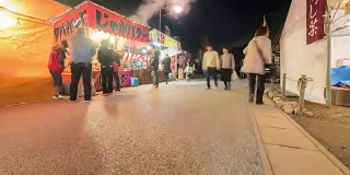时光流逝:晚上，名古屋的korankei跳蚤市场上挤满了行人