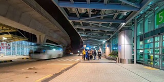 时光流逝:中国澳门机场出发大楼的旅客人群