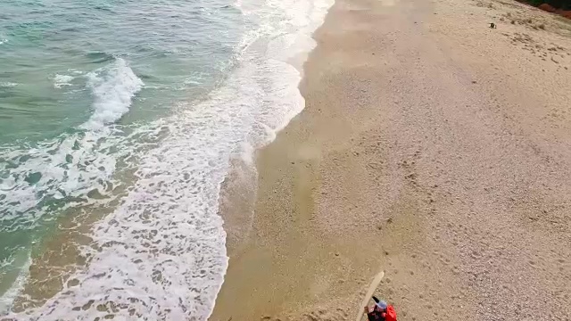 一群冲浪者在沙滩上玩4K