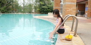 女人放松和享受在游泳池