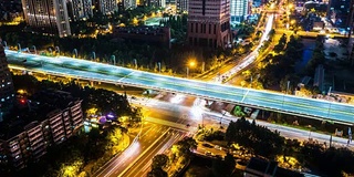 晚上杭州市中心繁忙的道路和现代化的建筑。间隔拍摄