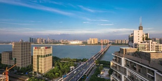 现代的悬索桥和蓝天下的杭州城市景观。间隔拍摄