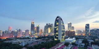 鸟瞰图北京城市天际线和CCTV总部，昼到夜过渡，缩放
