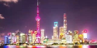 照亮东方明珠大厦及上海的现代建筑。间隔拍摄