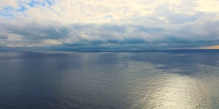 航拍:日落时云背景上的海景