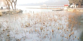 颐和园的冰湖，晨雾，中国北京