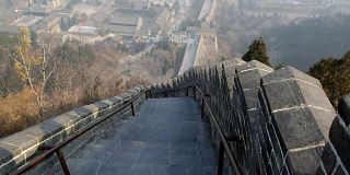 台阶和楼梯到下一个堡垒，中国北京的长城