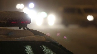 警察在大雪中夜间控制道路视频素材模板下载
