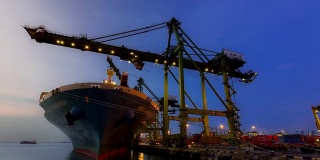 延时拍摄:晨曦中在新加坡船厂码头工作