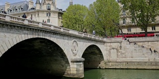 巴黎桥上的圣米歇尔桥和拿破仑峰