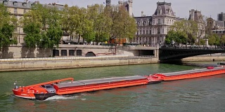 法国巴黎塞纳河上长长的工业驳船