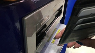 在自动取款机上取钱视频素材模板下载