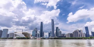 现代化的办公大楼在广州河边的蓝天。间隔拍摄
