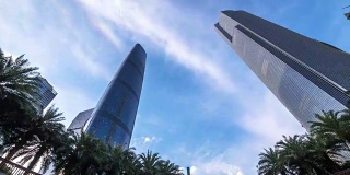 广州市中心的现代化办公大楼在蓝天下。间隔拍摄