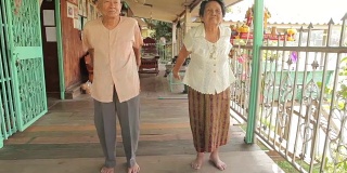 亚洲老年夫妇在家里锻炼手臂
