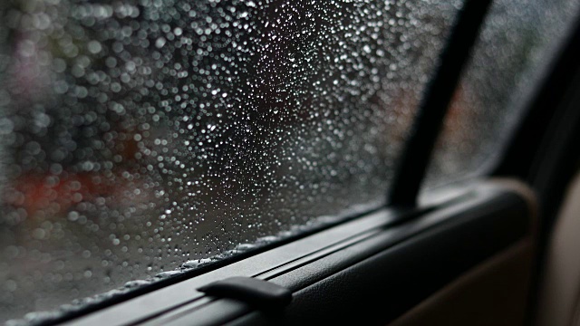 雨点落在车窗上