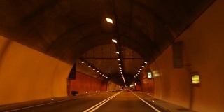 开车穿过意大利博尔扎诺的隧道