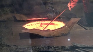 中国北京，工人们在烧制陶土。视频素材模板下载
