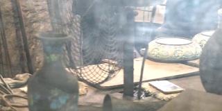 在中国北京的工厂里烧制陶器。