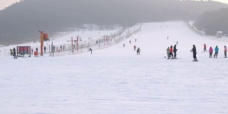 中国北京滑雪场拥挤的游客。