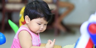 小女孩吃米饭