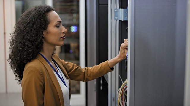 一个在服务器机房工作的女性IT工程师的肖像