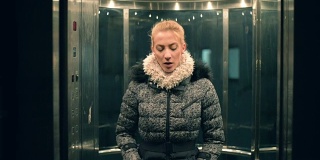 女人在电梯里。