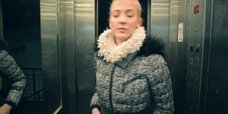 女人在电梯里