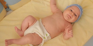 婴儿床里裹着尿布的小婴儿