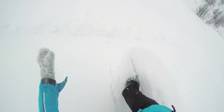 从山坡上滑下滑雪板