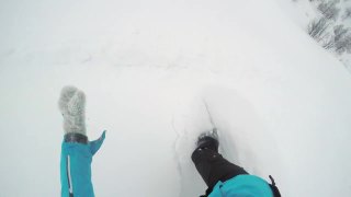 从山坡上滑下滑雪板视频素材模板下载