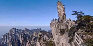 岩石具有里程碑意义的飞行。黄山，中国东部。
