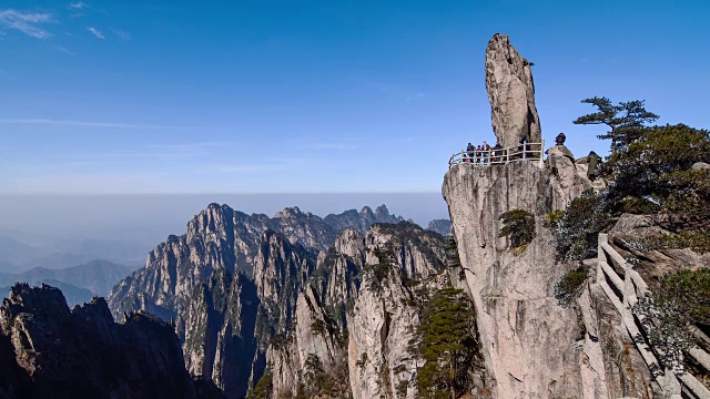 岩石具有里程碑意义的飞行。黄山，中国东部。