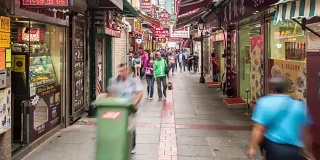 中国澳门氹仔美食街的延时步行者