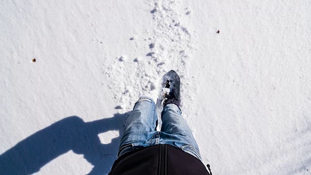 穿雪鞋的男人在刚刚落下的雪上
