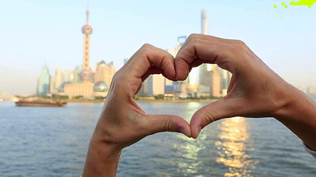 上海一名妇女用手制作心形框架