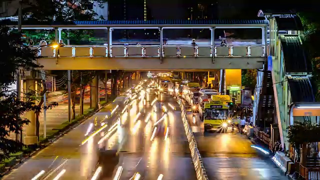 泰国曼谷夜间行驶的汽车和高架桥。