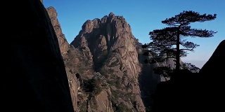 中国东部黄山的龟峰观景台。