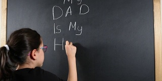 在黑板上写“我爸爸是我的英雄”