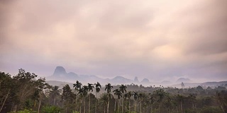 泰国有雾和云的山地景观。