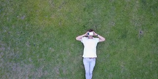 用VR眼镜在草地上降温