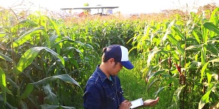 农民在田间使用数字平板电脑